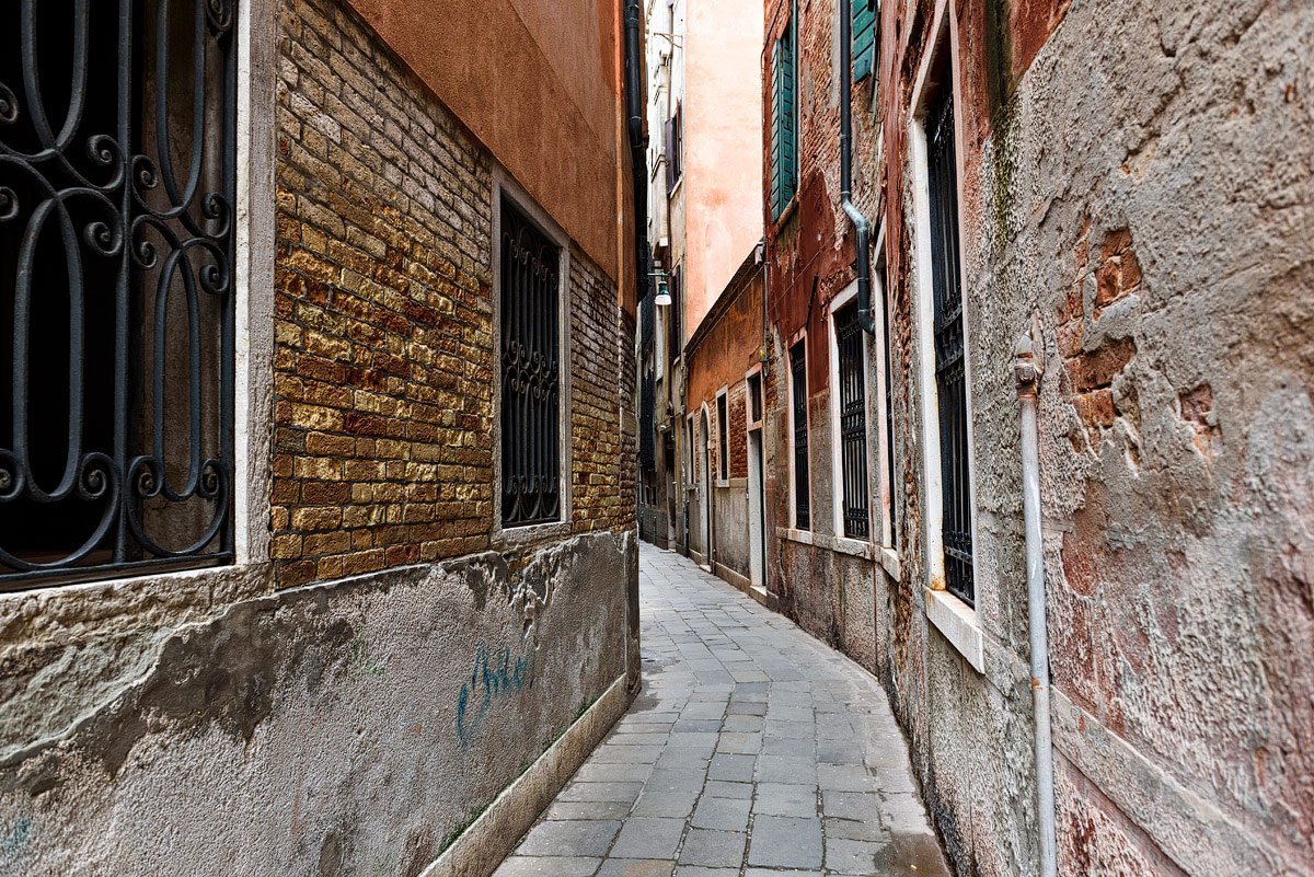 small alley in venice italy travel documentary photographer